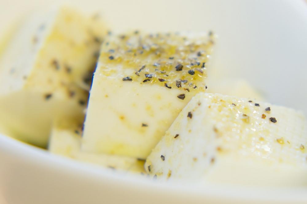 オリーブオイルとハーブ塩の冷奴